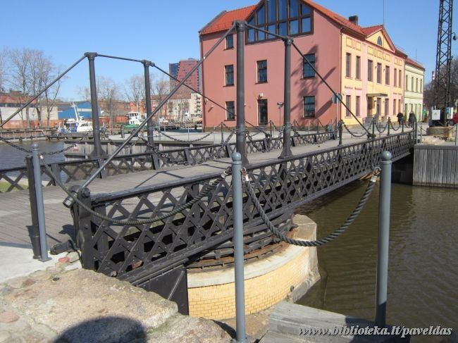 Swinging bridge